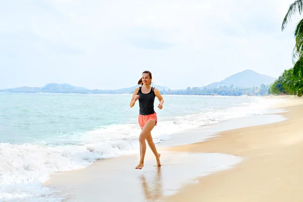Fitness. athletische Frau beim Laufen am Strand. Sport, Bewegung, er — Stockfoto