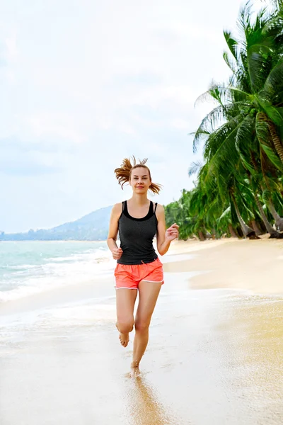 Fitness. Mujer atlética corriendo en la playa. Deportes, Hacer ejercicio, Él — Foto de Stock