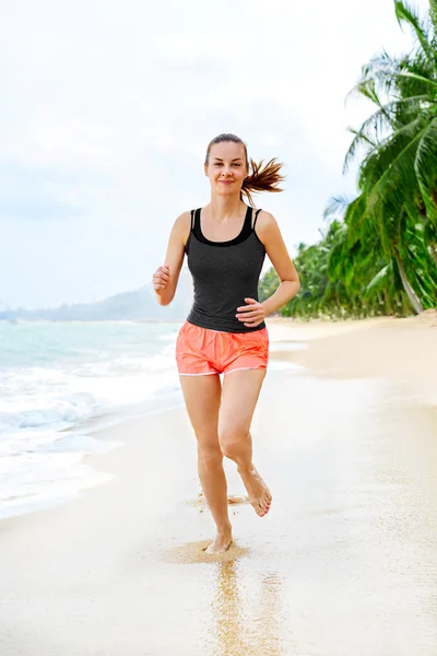 Fitness. Mujer atlética corriendo en la playa. Deportes, Hacer ejercicio, Él —  Fotos de Stock