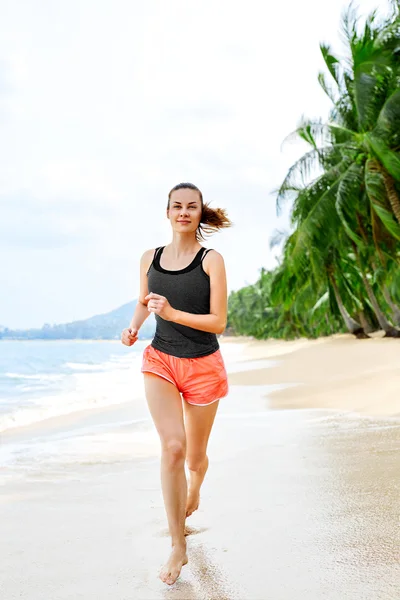 Aptidão. Mulher atlética correndo na praia. Esportes, Exercício, Ele — Fotografia de Stock