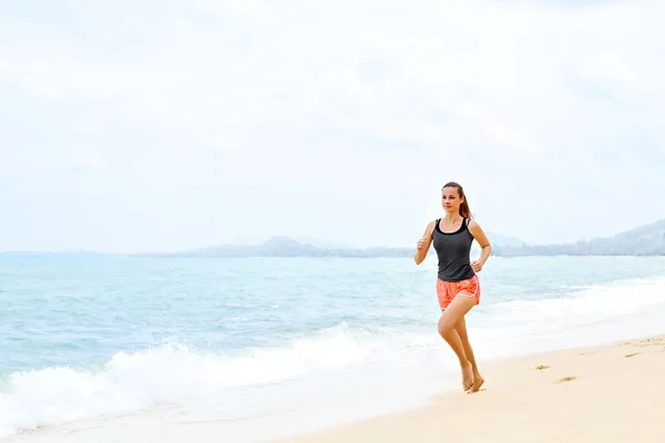 Sport. Sportler joggen am Strand. Fitness, Bewegung, gesunde Ernährung — Stockfoto
