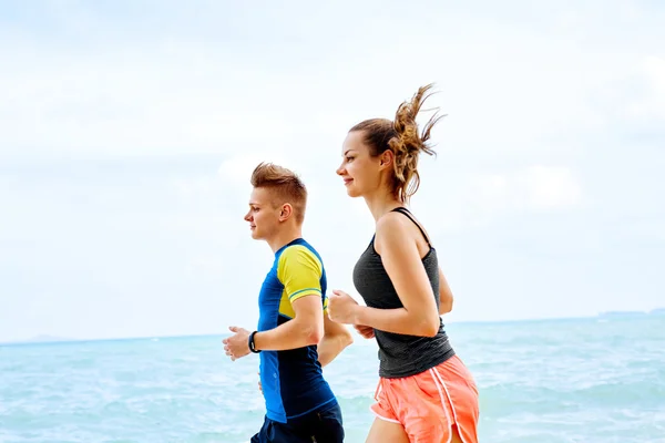 Haciendo ejercicio. Pareja feliz corriendo en la playa. Deportes, Fitness. Cura. —  Fotos de Stock