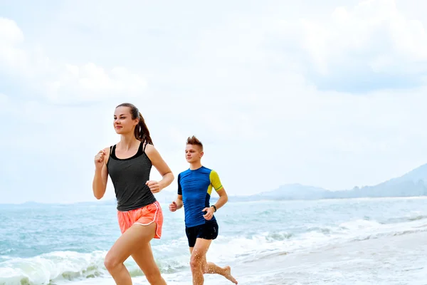 Faire de l'exercice. Joyeux couple qui court sur la plage. Sport, Fitness. Guérir — Photo