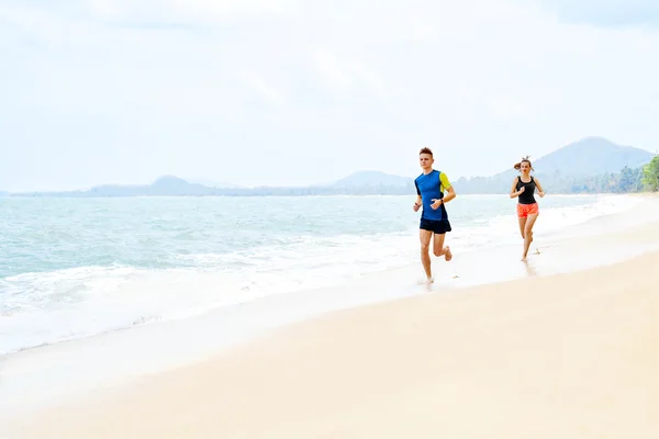 Haciendo ejercicio. Pareja feliz corriendo en la playa. Deportes, Fitness. Cura. — Foto de Stock