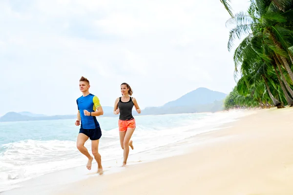 Mode de vie sain. Couple athlétique qui court sur la plage. Sport, Fit — Photo