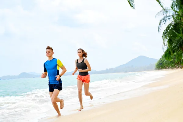 Un estilo de vida saludable. Pareja atlética corriendo en la playa. Deportes, Fit — Foto de Stock