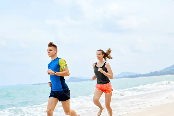 Estilo de vida saudável. Casal atlético correndo na praia. Esportes, Fit — Fotografia de Stock