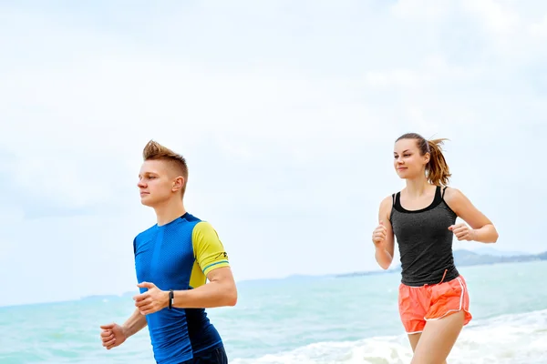 Estilo de vida saudável. Casal atlético correndo na praia. Esportes, Fit — Fotografia de Stock