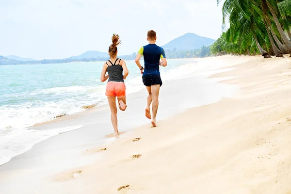 Sport treiben. glückliches Paar beim Laufen am Strand. Sport, Fitness. Heilung — Stockfoto