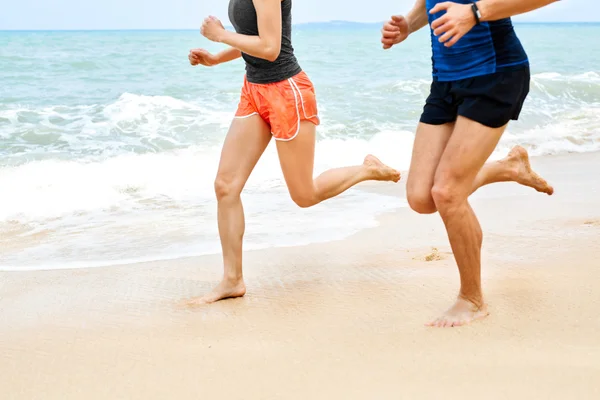 Deportes. Corredores atléticos Piernas Corriendo en la playa. Entrenamiento. Saludable —  Fotos de Stock