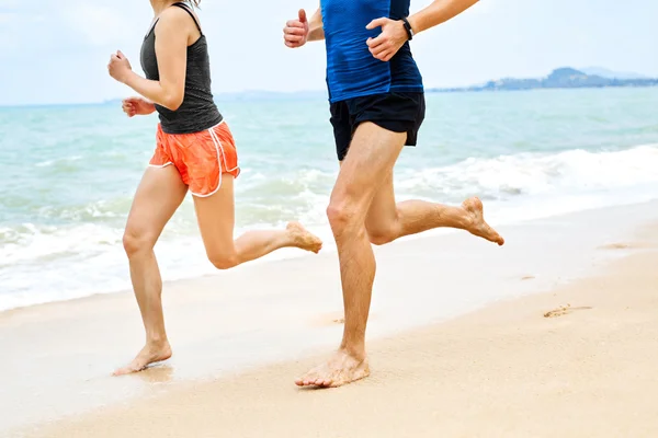 Fitness. Corredores atléticos Piernas Corriendo en la playa. Haciendo ejercicio. Hea. —  Fotos de Stock