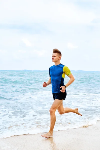 Bienestar. Ajuste atlético hombre corriendo en la playa, trotando durante Worko — Foto de Stock