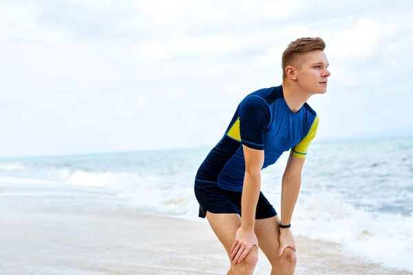 Deportes, Fitness. Hombre en forma tomando un descanso después de correr. Atletismo , — Foto de Stock