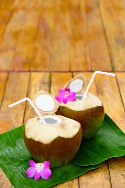 Hindistan cevizi su içmek süt. Diyet. Beslenme, hidrasyon. Vitaminler.