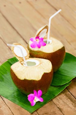 Hindistan cevizi su içmek süt. Diyet. Beslenme, hidrasyon. Vitaminler.