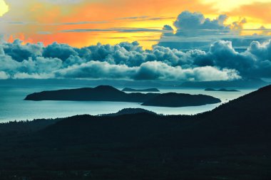 Doğa manzara. Günbatımı gökyüzü doğal görünümünü. Sahne arka plan.