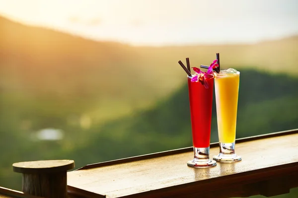 Getränke. exotische Cocktails in der Luxusbar. Thailand im Hintergrund. — Stockfoto