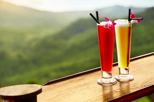 İçecekler. Lüks barda egzotik kokteyller. Tayland arka plan üzerinde. — Stok fotoğraf