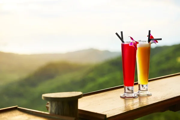 Getränke. exotische Cocktails, Landschaft (Aussicht) im Hintergrund. thai — Stockfoto