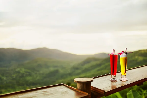 Getränke. exotische Cocktails, Landschaft (Aussicht) im Hintergrund. thai — Stockfoto