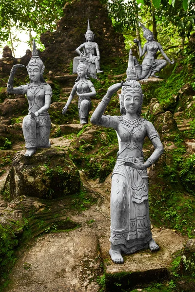 Thailandia. Statue nel giardino segreto del Buddha a Koh Samui. Buddismo — Foto Stock