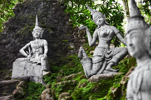 Tailândia. Estátuas secretas mágicas do jardim do Buda em Samui. Viajar, T — Fotografia de Stock