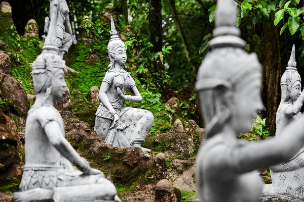 Thailand. magische geheime Buddha-Garten-Statuen in Samui. Reisen, t — Stockfoto