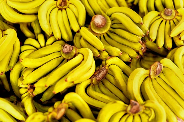 Frutas. Bananas maduras no mercado. Alimentos saudáveis ricos em potássio cru . — Fotografia de Stock