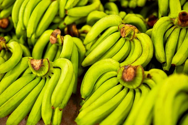 Frutas. Plátanos orgánicos en el mercado. Fo sano crudo rico en potasio —  Fotos de Stock