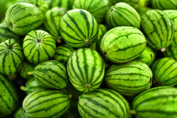 Fruit achtergrond. Organische watermeloenen In boerenmarkt. Nutriti — Stockfoto
