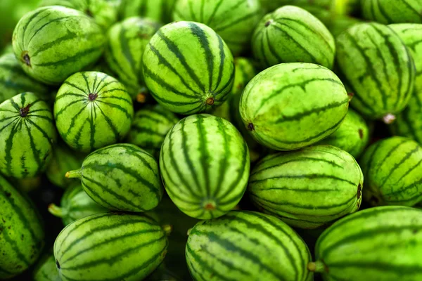 Fondo de fruta. Sandías ecológicas en el mercado de agricultores. Nutriti — Foto de Stock