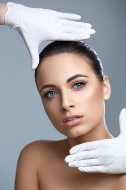 Kadın plastik işleminden önce.