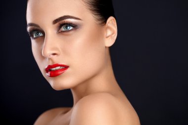 Güzellik kırmızı dudak makyaj.