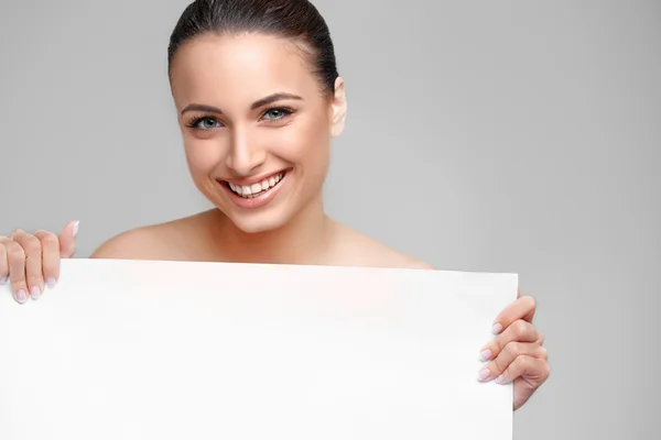 Kvinde viser blank tavle - Stock-foto