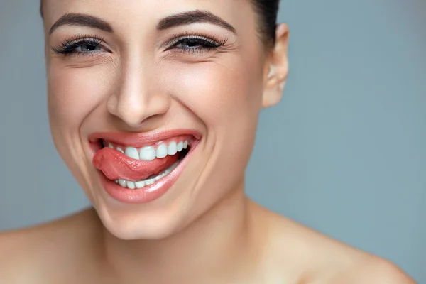 Una donna sorride. Sbiancamento dei denti . — Foto Stock