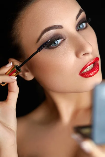 Vacker kvinna gör makeup. — Stockfoto