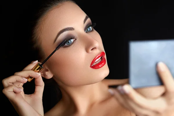 Hermosa mujer haciendo maquillaje . — Foto de Stock