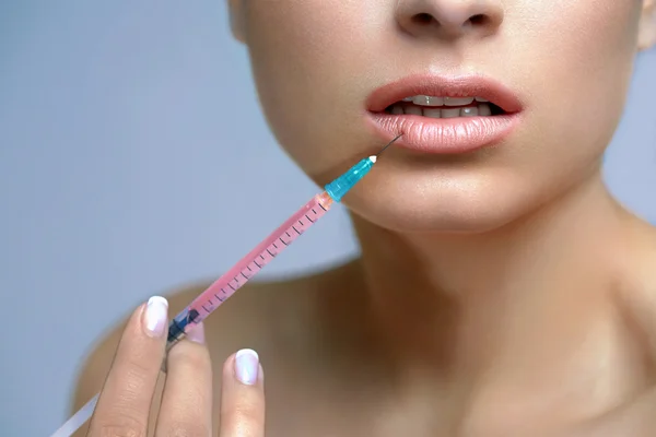 Schöne Frau bekommt Lippen-Injektionen. — Stockfoto