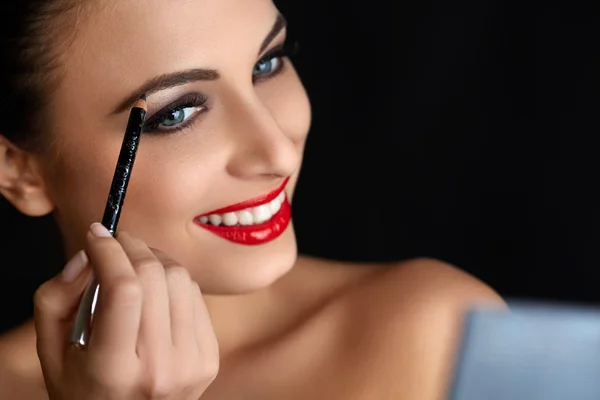 Bella donna che fa il trucco . — Foto Stock