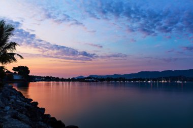 Ada Sahili günbatımı deniz, güzel gökyüzü. Tropikal deniz manzarası, sahil