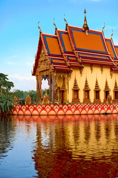 Tempio Thailandia. Pagoda buddista, Wat Plai Laem. Punto di riferimento scenico — Foto Stock