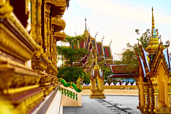 Thailand Architecture. Buddhist Pagoda At Wat Phra Yai Temple. L — Stock fotografie