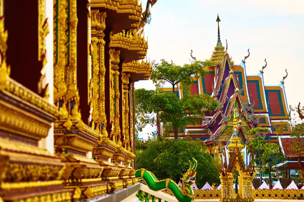 Thailand Architecture. Buddhist Pagoda At Wat Phra Yai Temple. L — Stock fotografie