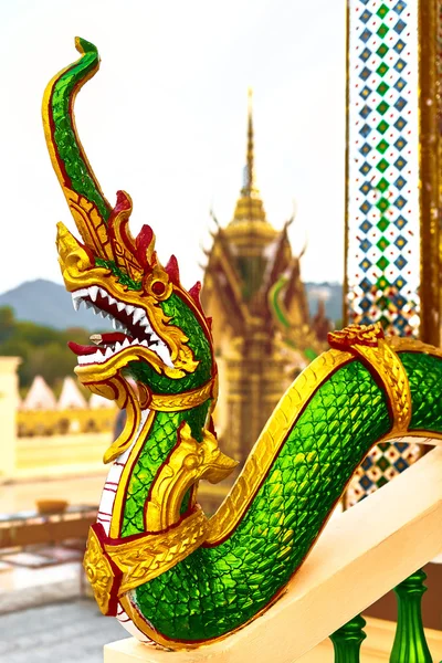 Arquitectura de Asia. Escultura del dragón oriental en la temperatura budista — Foto de Stock