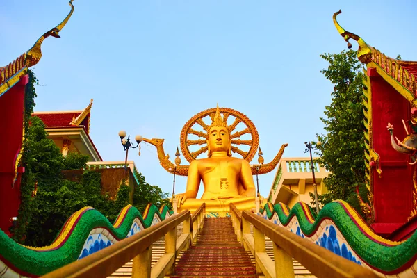 Náboženství, Thajsko. Wat Phra Yai, velký Buddha chrám na Samui. — Stock fotografie