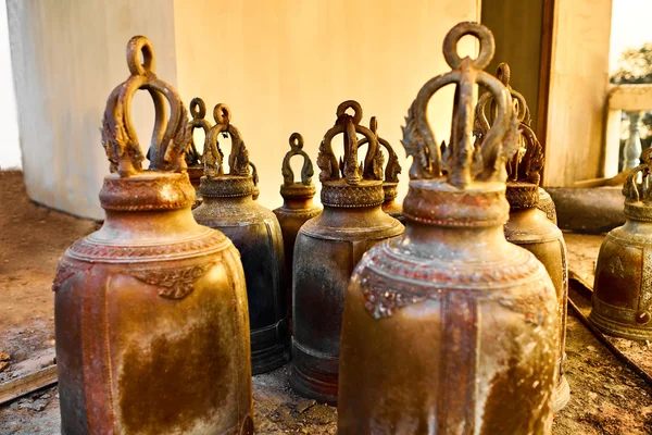 Religion, bouddhisme. Cloches de prière en gros plan dans le temple bouddhiste de T — Photo