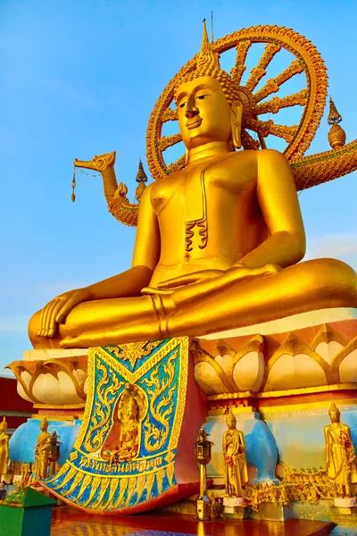 Spirituality. Golden Buddha, Wat Phra Yai Temple, Thailand. Reli — Stok fotoğraf