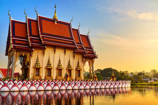 Tajlandia Landmark. Świątynia Wat Phra Yai Sunset. Podróże, turystyka. — Zdjęcie stockowe