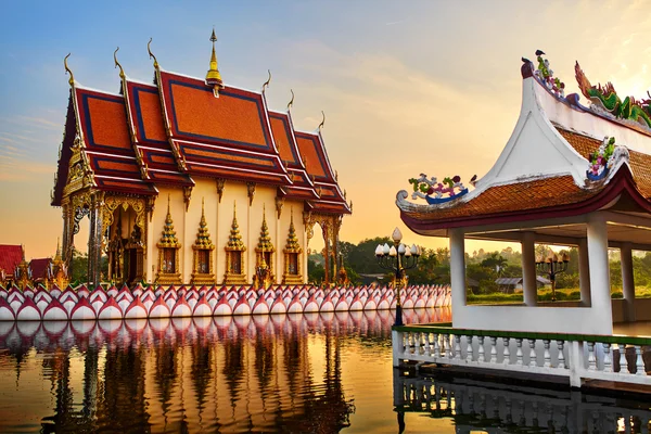 Thailandia punto di riferimento. Wat Phra Yai Temple Sunset. Viaggi, Turismo . — Foto Stock