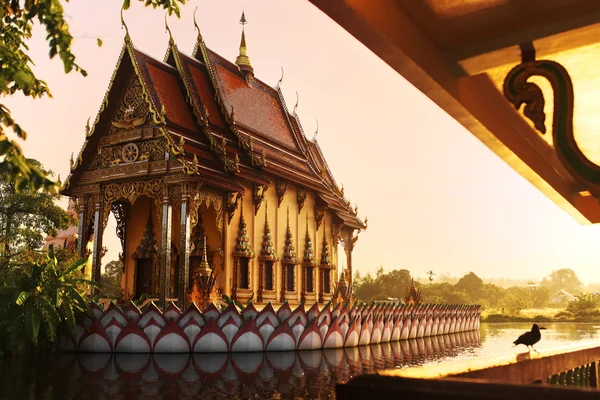 Thailand Landmark. Wat Phra Yai tempel zonsondergang. Reizen, toerisme. — Stockfoto